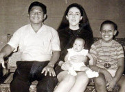 [HOAKS atau FAKTA] Barack Obama Kecil Bersalaman dengan Presiden Sukarno