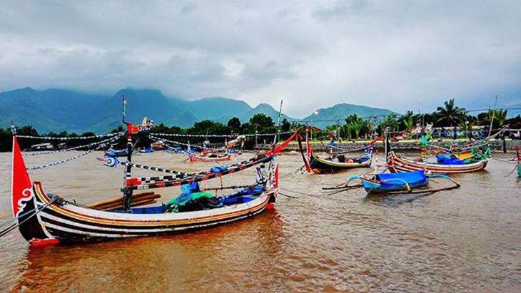 Perahu nelayan di tempat wisata Pantai Bletok, Kabupaten SItubondo. (Instagram/arifin_aikmeg)