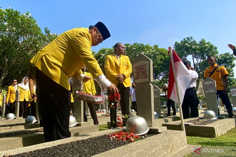 Politikus Golkar Peringati HUT Ke-59 Partai Dengan Ziarah ke Makam Pahlawan