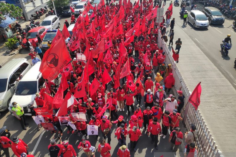 [HOAKS atau FAKTA] Pembakar Bendera PDIP Ternyata Simpatisan Sendiri