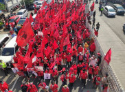 [HOAKS atau FAKTA] Pembakar Bendera PDIP Ternyata Simpatisan Sendiri