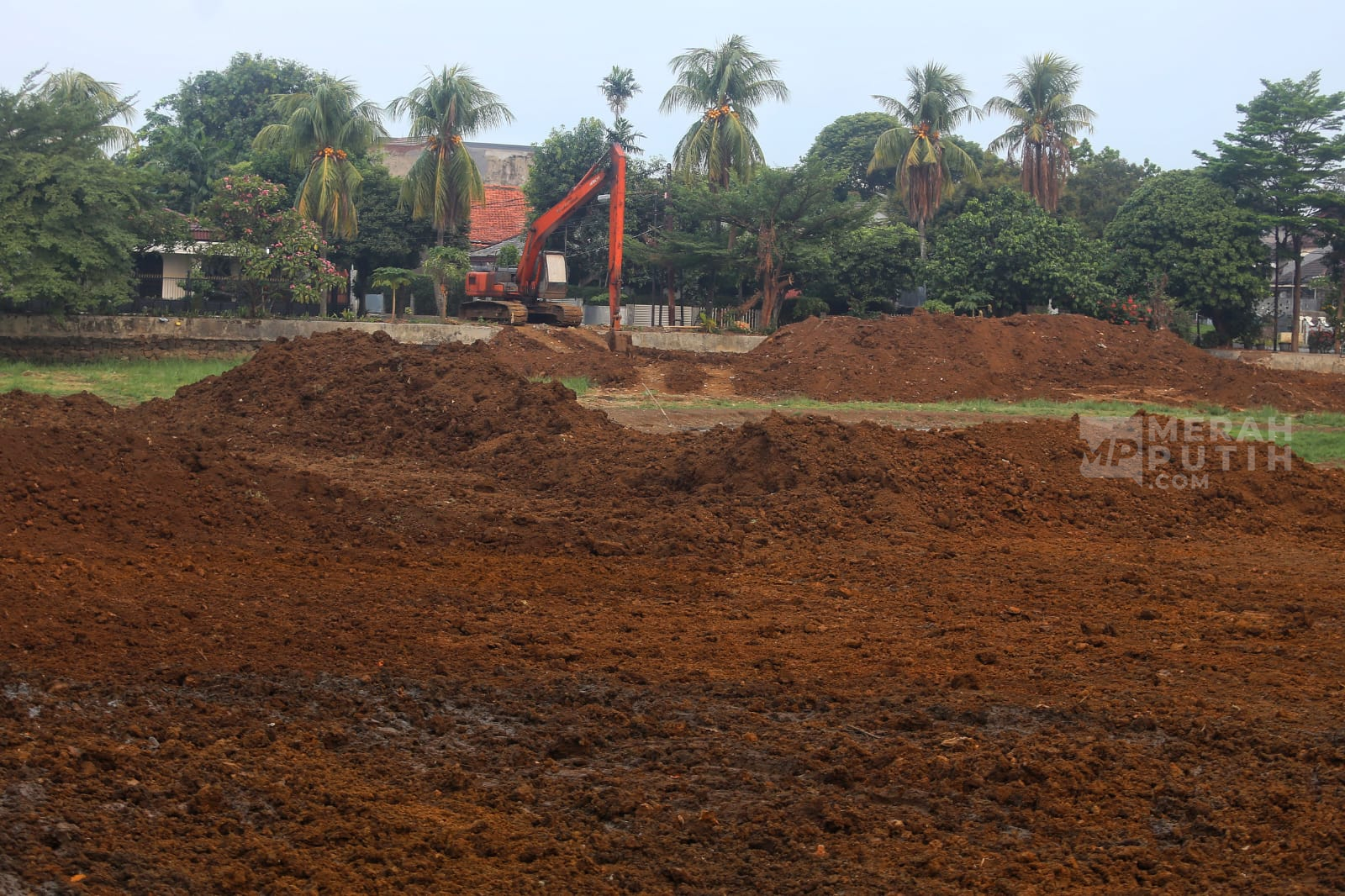 Danau Cinere Mengering, Dasar Danau Dikeruk untuk Menambah Kedalaman