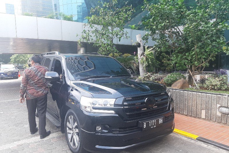 Kendaraan Toyota Land Cruiser yang dikendarai Mantan Gubernur Gubernur DKI Jakarta, Basuki Tjahaja Purnama atau Ahok saat tiba di Kementerian BUMN, Jakarta pada Senin (25/11/2019). ANTARA/Aji Cakti