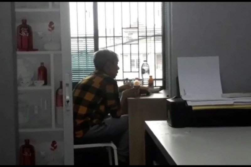  Roy Kiyoshi jalani pemeriksaan di ruang penyidik Satnarkoba Polres Metro Jakarta Selatan terkait kasus dugaan penyalahgunaan narkoba, Jumat (8/5/2020) (ANTARA/HO-Pokja Jakarta Selatan)
