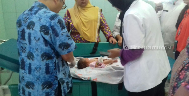 Warga Digegerkan Penemuan Bayi di Tempat Sampah Gereja