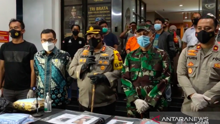 Kapolres Tangsel AKBP Iman Imanuddin dalam jumpa pers penangkapan pria penganiaya anak perempuan di Serpong, Tangsel, Kamis (20/5). (Instagram @humaspolrestangsel)