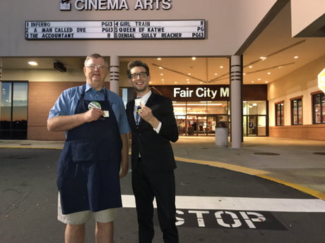 Sorang Pemilik Bioskop di AS Rela Jual Popcorn Demi Upah Karyawan