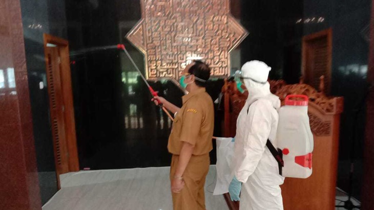 Pemkot Solo melakukan penyemprotan di sejumlah masjid di kota Solo