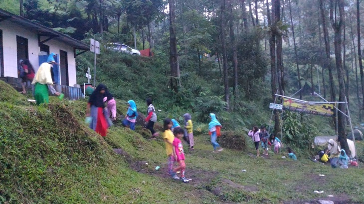 Pengelola menyiapkan toilet dan kamar mandi untuk pengunjung