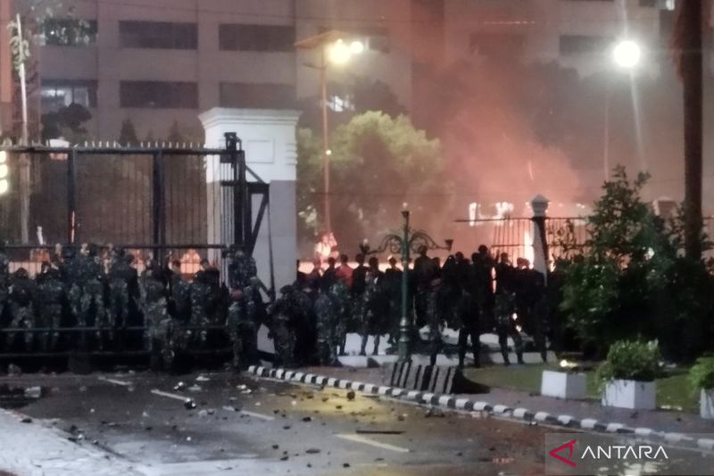 Pagar Gedung MPR/DPR Jebol, Massa Bertahan Sampai Malam Ini