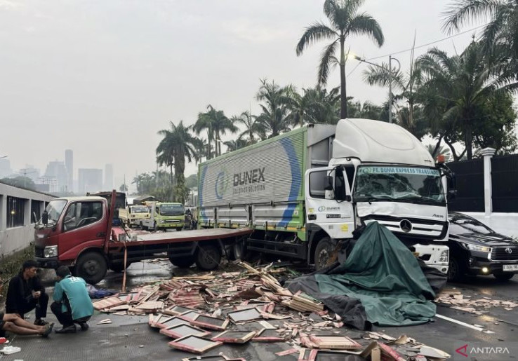 Gatot Subroto Macet Parah, Imbas Tabrakan Tronton Depan Gedung DPR