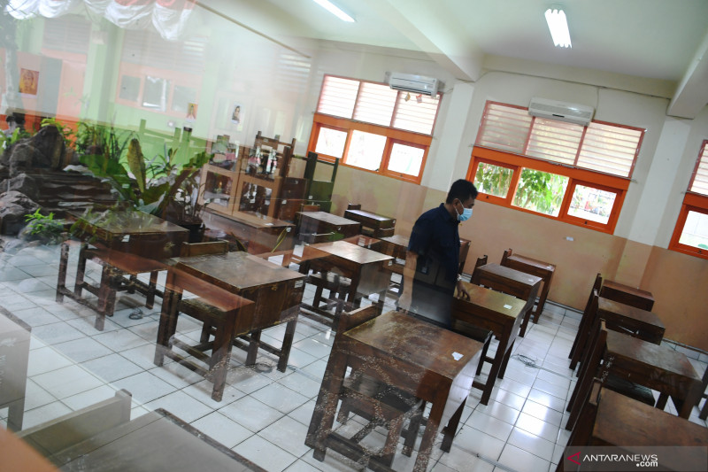 Pekerja menata bangku di ruang kelas sekolah di SMA Negeri 87, Jakarta, Selasa (24/8/2021). ANTARA FOTO/Hafidz Mubarak A