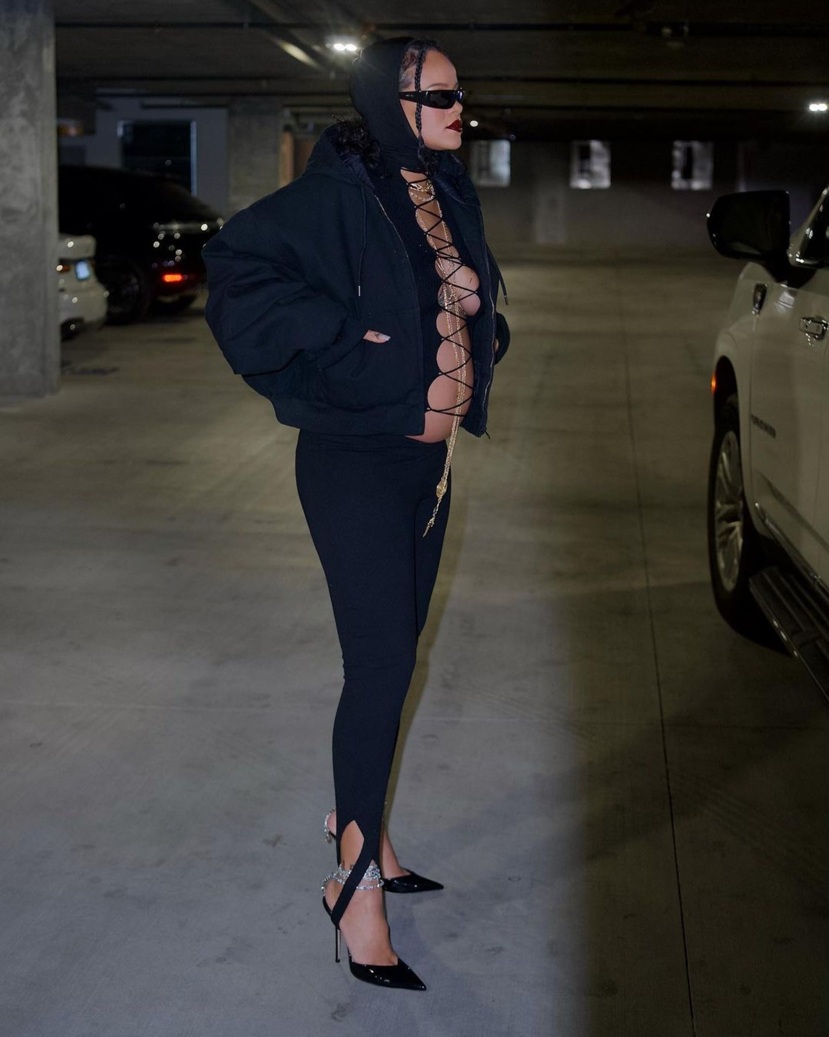 Rihanna dan busana all black-nya. (Foto twitter/Rihanna)