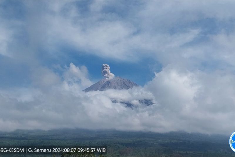 Gunung Semeru Kembali Erupsi, Lontarkan Abu Vulkanik Setinggi 800 Meter