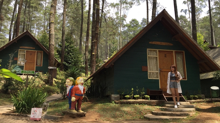 Grafika Cikole, Wisata Rumah Hobbit yang Cocok untuk Keluarga