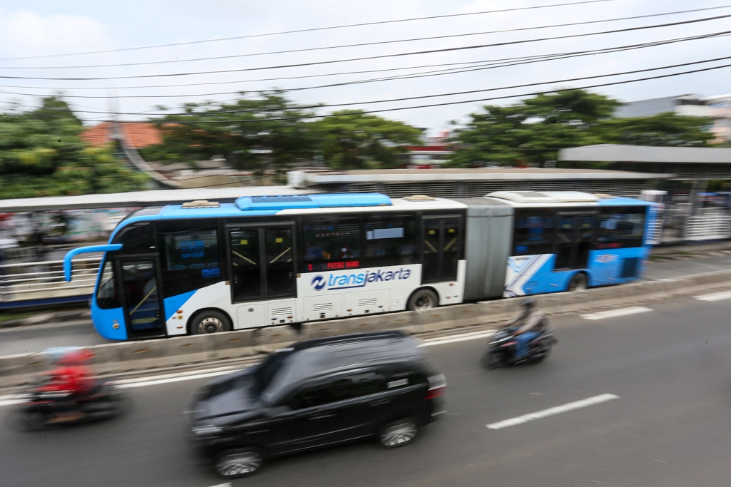 Bus TransJakarta di Halte Jembatan Gantung, Jakarta Barat, Indonesia. Sabtu, (5/2/2022) Foto : MP/Dicke Prasetia.