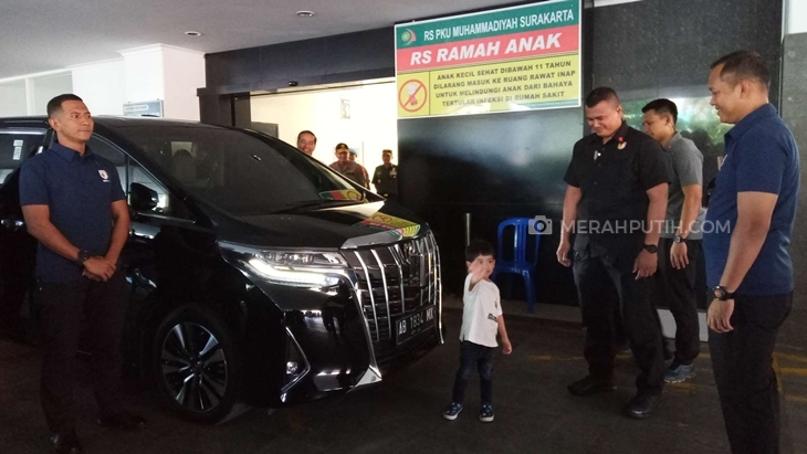 Jan Ethes Srinarendral (tengah) saat menjenguk La Lembah Manah di RS PKU Muhammadiyah Solo, Sabtu (16/11). (MP/Ismail)