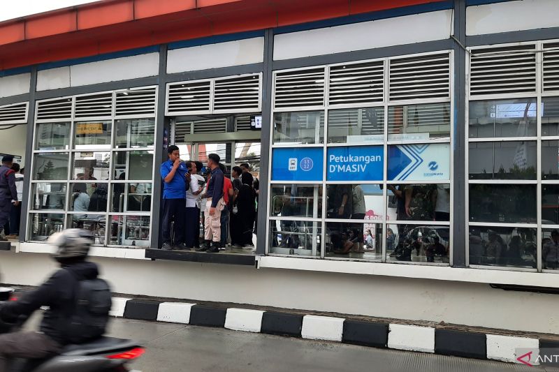 Transjakarta Kolaborasi dengan Rian Ekky Pradipta Cs, Halte Petukangan Kini Bernama Halte Petukangan D'Masiv
