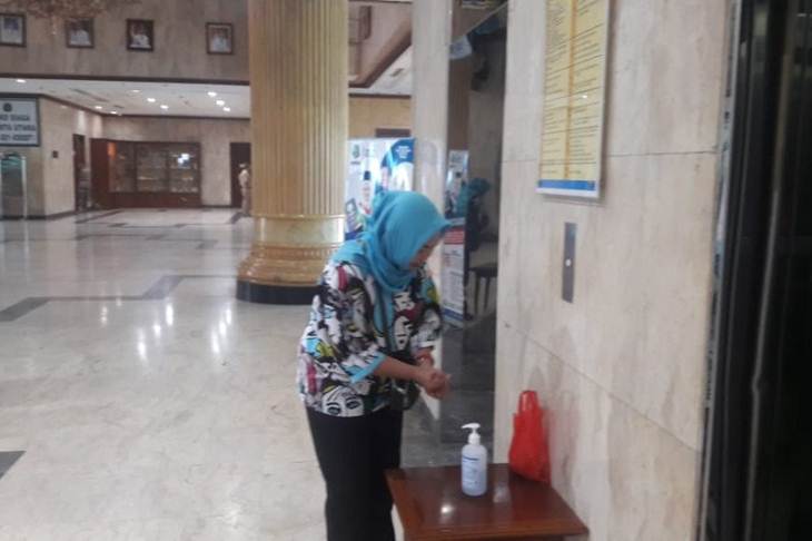 Seorang pengunjung Kantor Walikota Jakarta Utara menggunakan cairan antiseptik yang disediakan setelah diumumkannya dua warga negara Indonesia positif corona (Covid-19), Selasa (3/3/2020) (ANTARA/HO-Kominfotik Jakarta Utara)