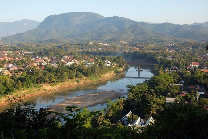 Mount Phousi dengan pemandangan aliran Sunga Mekong. (Foto: instagram.com/chic_ice02)