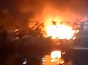 Kebakaran Kapal Dermaga Muara Baru Jakut Masih Membara, 11 Mobil Damkar Berjibaku
