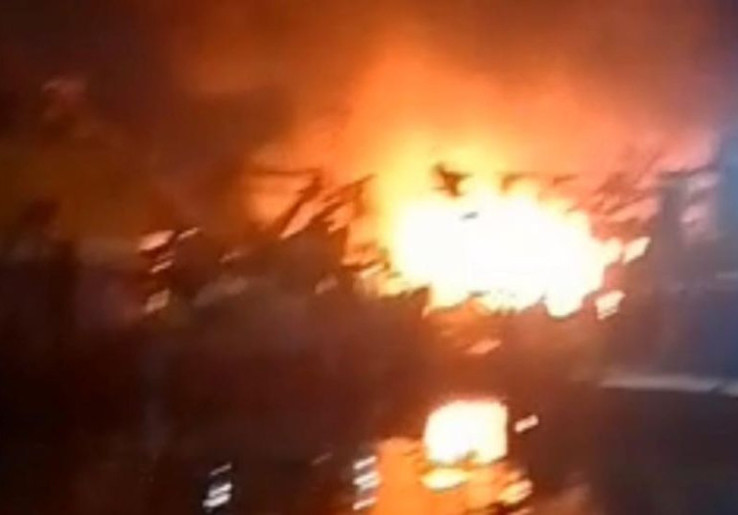 Kebakaran Kapal Dermaga Muara Baru Jakut Masih Membara, 11 Mobil Damkar Berjibaku