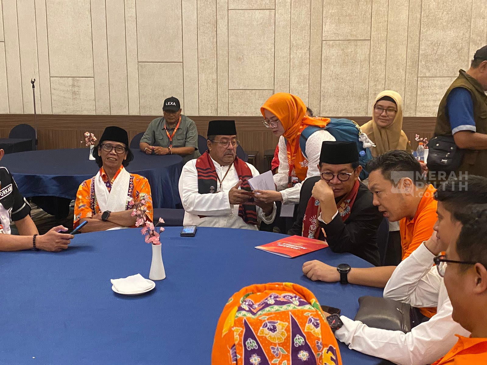 Diantar Mandra ke KPUD, Pramono-Rano Optimis Menang