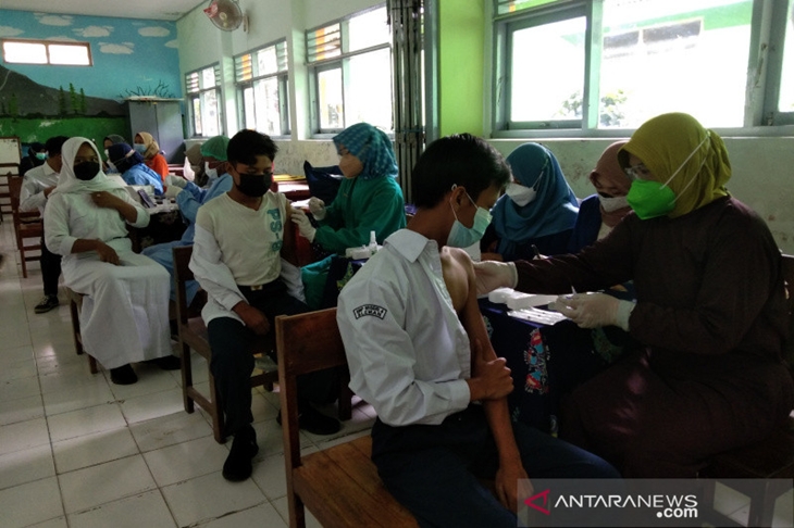 Vaksinasi COVID-19 bagi pelajar di SMP Negeri 4 Sleman olehBinda DIY, Selasa (28/9/2021). ANTARA/Hery Sidik
