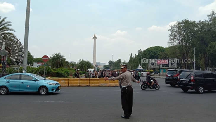 Karangan bunga ucapan selamat untuk Pelantikan Presiden dan Wakil Presiden di pagar Istana Merdeka. (Foto: MP/Asropih)