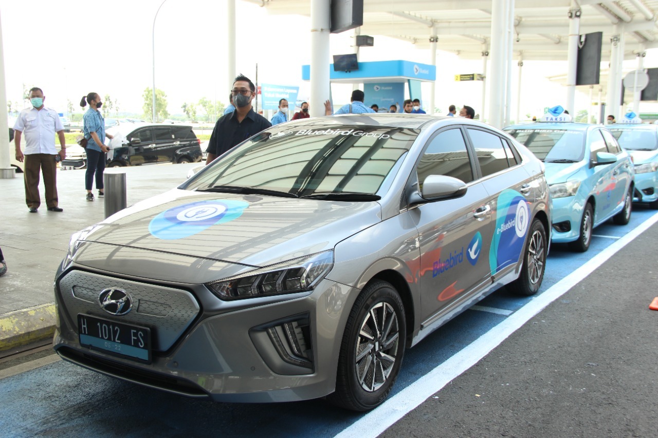 Bluebird Mulai Operasikan Mobil Listrik di Semarang