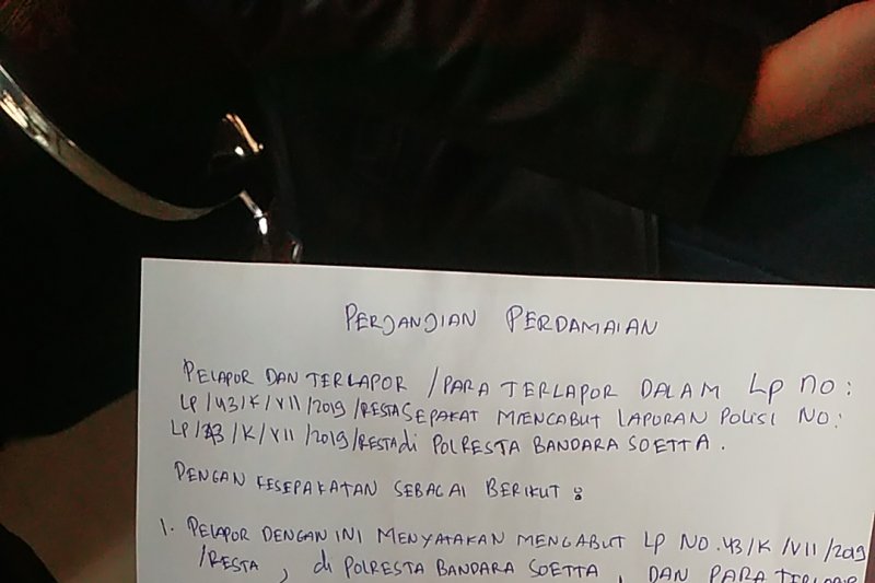 Surat perjanjian perdamaian antara Sekarga dan Youtuber Rius Vernandes. (ANTARA/Ade Irma Junida)	