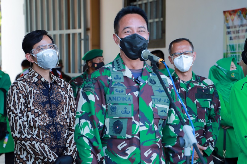Kepala Staf Angkatan Darat (KSAD) Jenderal Andika Perkasa meninjau Rumah Sakit Lapangan (Rumkitlap) COVID-19 TNI Angkatan Darat (AD) di Benteng Vastenburg, Selasa (27/7). (MP/Ismail)