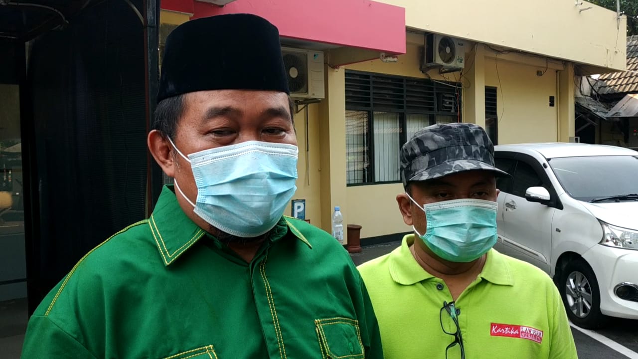 Boyamin Saiman warga Kelurahan Jebres, Solo, Jawa Tengah mengadukan dugaan tindak pidana penyebaran data pribadi kependudukan di Mapolresta Surakarta Jumat (21/5). (MP/Ismail) 