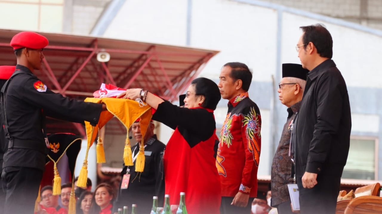 Satgas Cakra Buana Serahkan Baret Bintang Lima ke Megawati