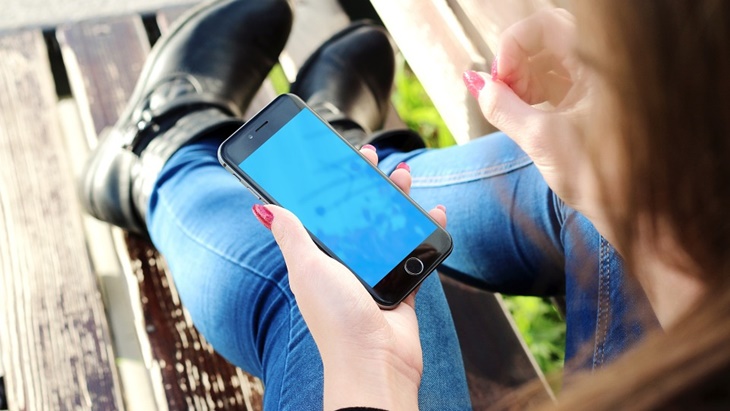 Di Negara Ini, 'Ngintip' Gadget Pasangan Bisa Dipenjara