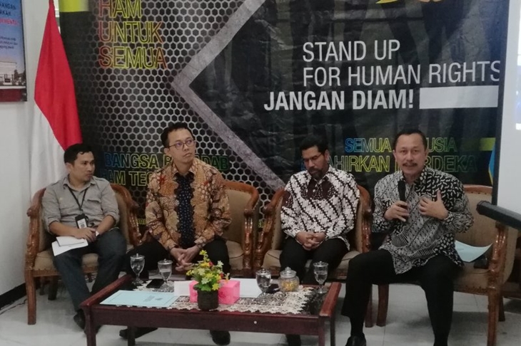 Ketua Komnas HAM Ahmad Taufan Damanik (kanan) memaparkan hasil kunjungannya dari Papua, di Kantor Komnas HAM, Jakarta, Jumat (18/10/2019) (Zuhdiar Laeis)