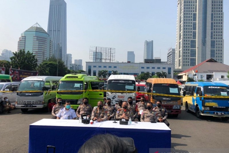 Direktorat Lalu Lintas (Ditlantas) Polda Metro Jaya menangkap 115 kendaraan travel gelap di wilayah Jakarta dan sekitarnya hanya dalam waktu dua hari operasi yakni 27-28 April 2021. ANTARA/Fianda Sjofjan Rassat