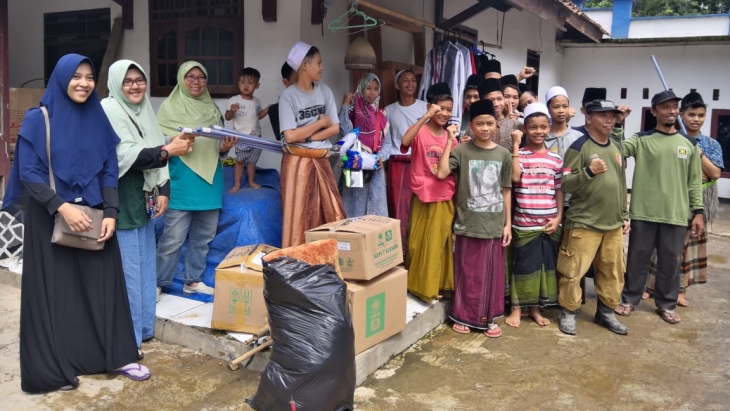 Ketika Ibu-Ibu Turun Memberikan Bantuan