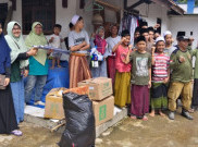 Ketika Ibu-Ibu Turun Memberikan Bantuan