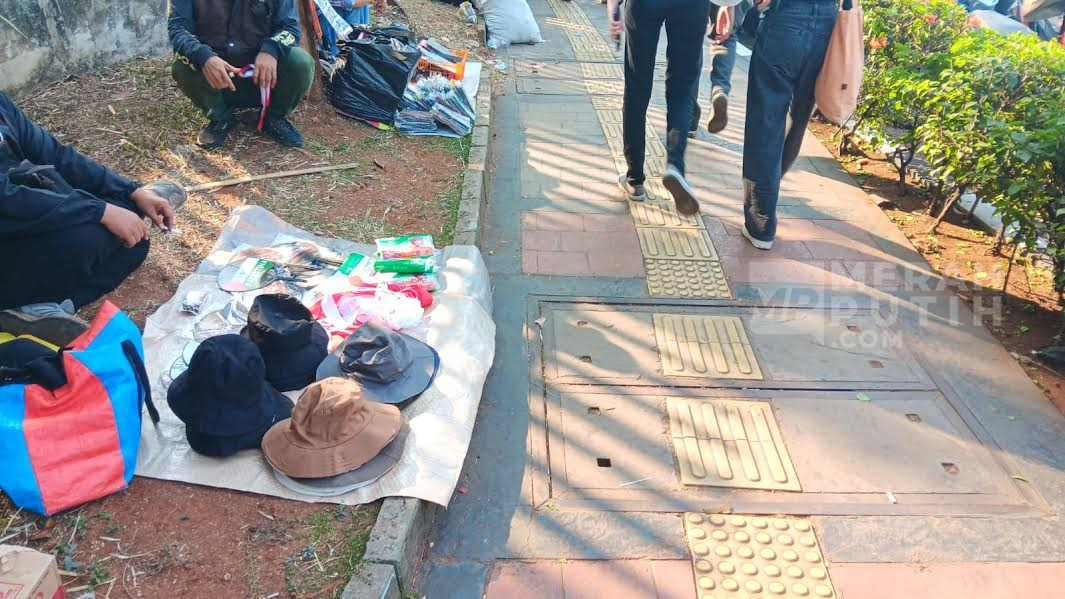 Aksi Demo Jadi Momen Pedagang Raup Keuntungan