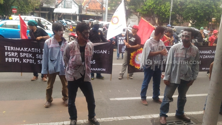 Tak Terima Rekannya Ditangkap Polda Metro, Ratusan Buruh Blokade Bank Danamon