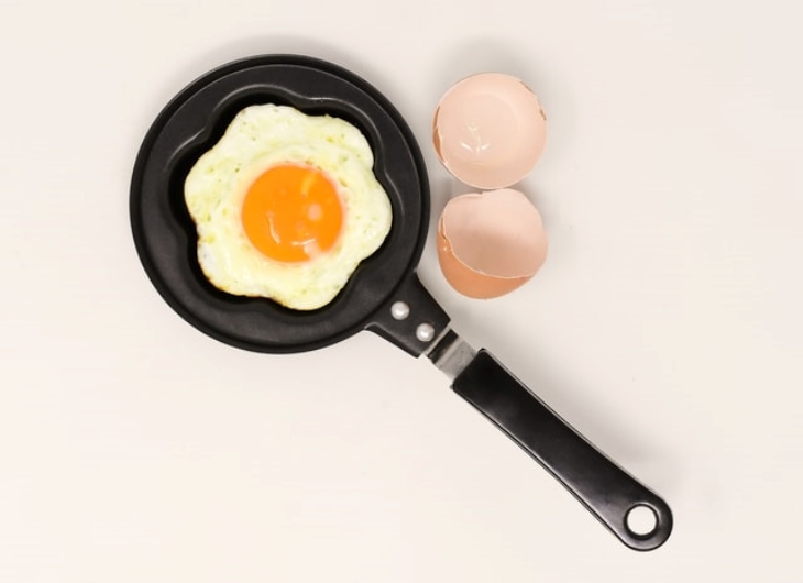 Hindari konsumsi makanan yang belum matang. (Foto: Unsplash/wenping wang)