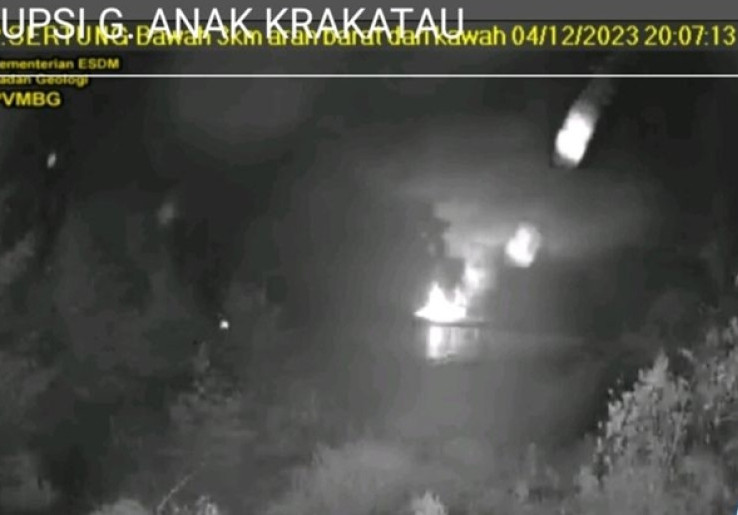 Gunung Anak Krakatau Erupsi, Radius Bahaya 5 Kilometer
