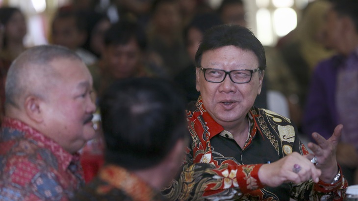 Mendagri Tjahjo Kumolo (kanan) berbincang dengan Gubernur Sumatera Selatan Alex Noerdin (kiri). (ANTARA FOTO/Nova Wahyudi)