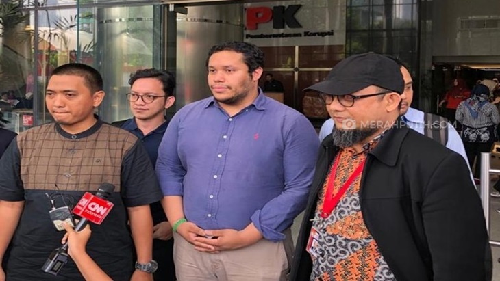 Manager Advokasi Asia Pasifik Amnesty Internasional Fransisco Bencosme bersama Novel Baswedan di Gedung KPK (MP/Ponco Sulaksono)
