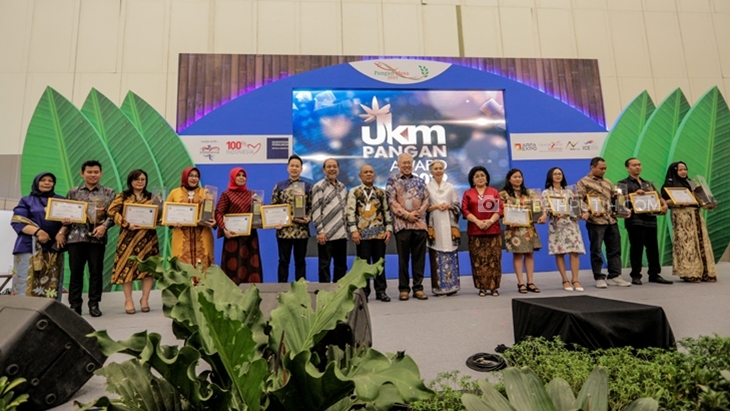 Menteri Perdagangan Enggartiasto Lukita menganugrahi UKM Pangan Award 2019 kepada 10 pemenang di panggung utama Trade Expo Indonesia 2019 di ICE BSD, Tangerang, Banten, Kamis, (17/10). (Foto: Merahputih.com/Rizki Fitrianto)