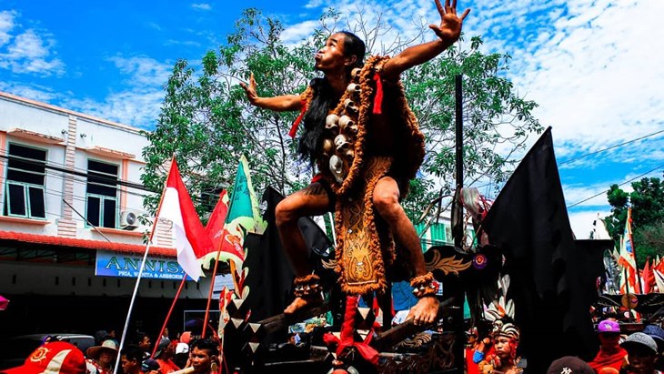 Pertunjukan seorang Tatung di Cap Go Meh. (Foto: instagram@yoowed_)