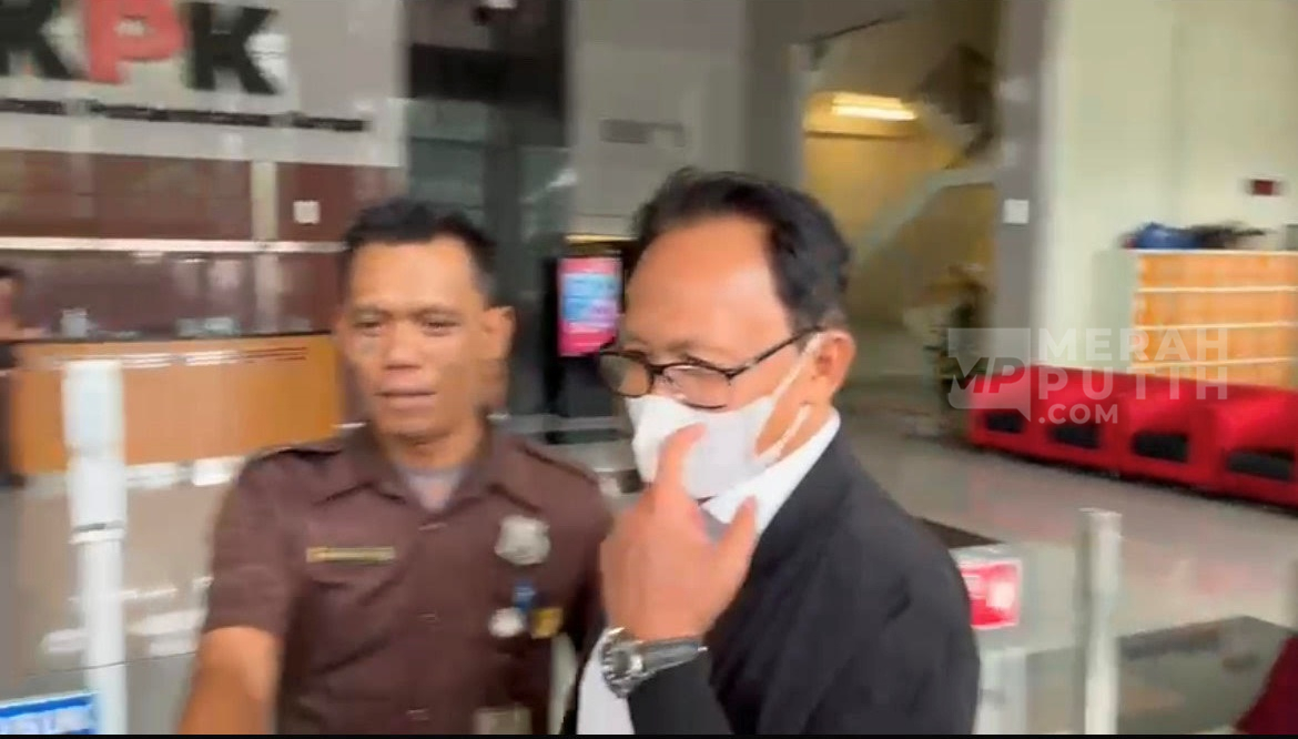 Tidak Ada di Jadwal KPK, Hakim MK Ridwan Mansyur Keluar Pemeriksaan Pakai Masker