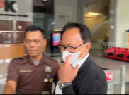 Tidak Ada di Jadwal KPK, Hakim MK Ridwan Mansyur Keluar Pemeriksaan Pakai Masker