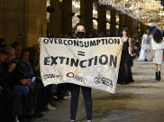 Pengunjuk Rasa Ditangkap saat Catwalk Louis Vuitton